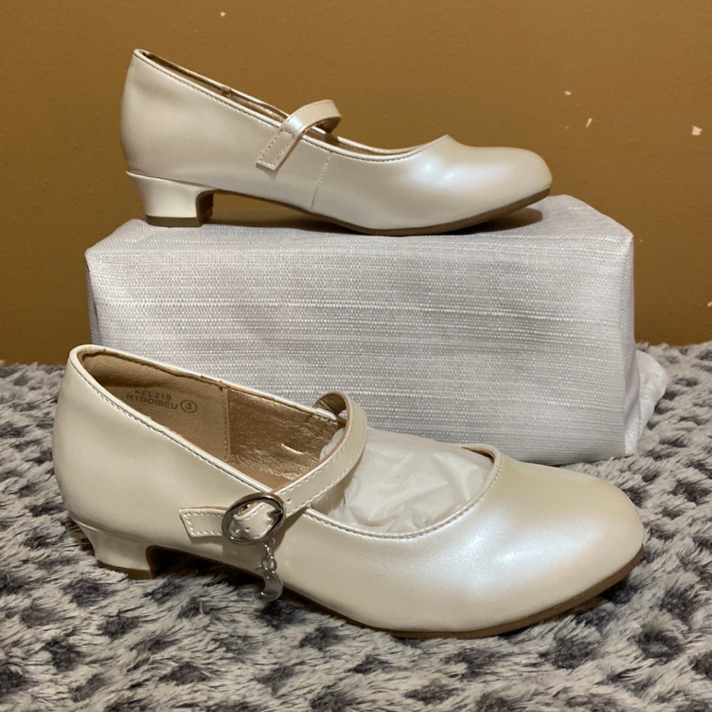 Big girl size 3 shoe with moon charm
